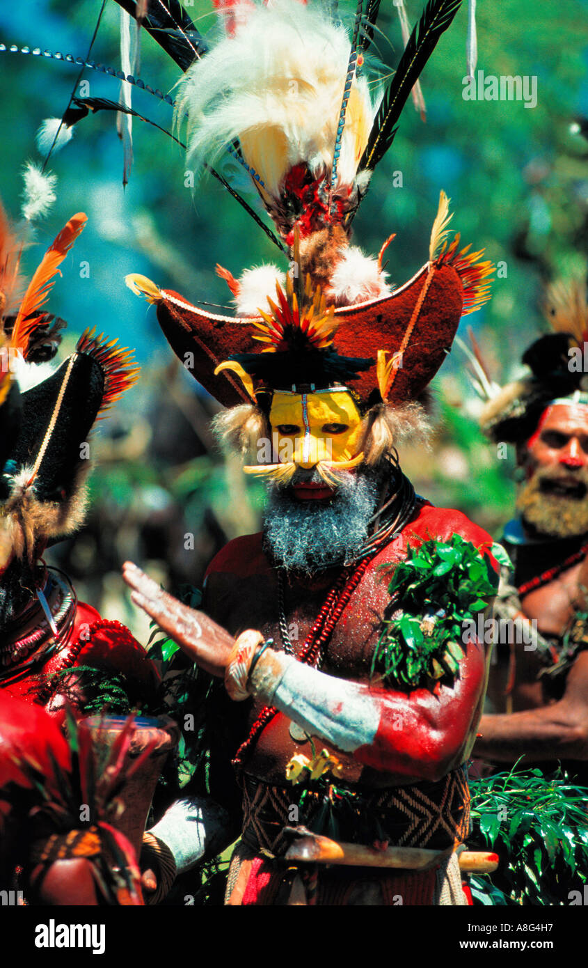 dekorierte Aborigines mit Trommel, Mt. Hagen, Papua-Neuguinea Stockfoto