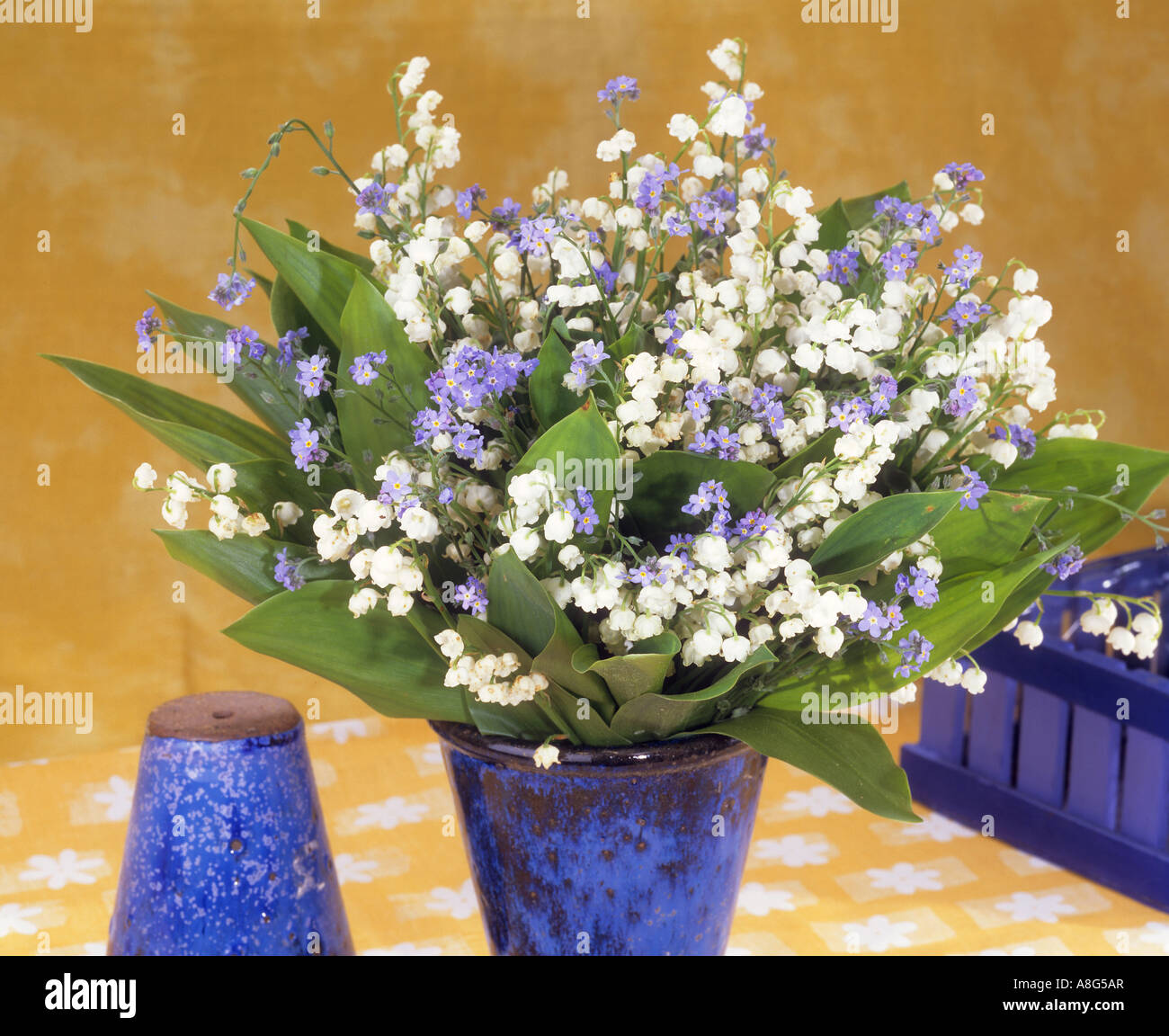 Bouquet mit Maiglöckchen und Vergissmeinnicht Stockfotografie