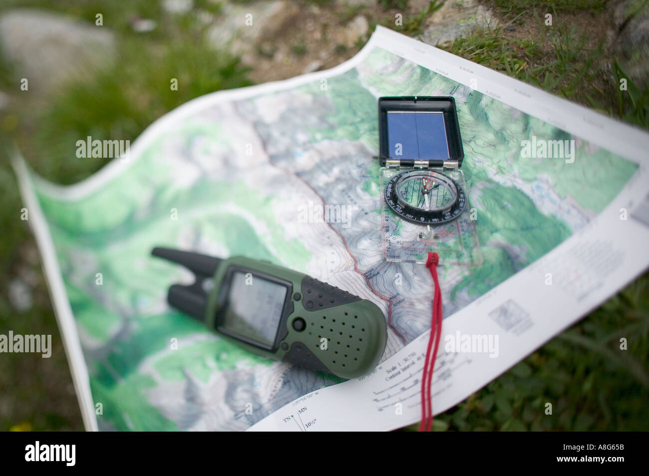 Stillleben mit Kompass und GPS-angelegt auf einer Topo-Karte Stockfoto