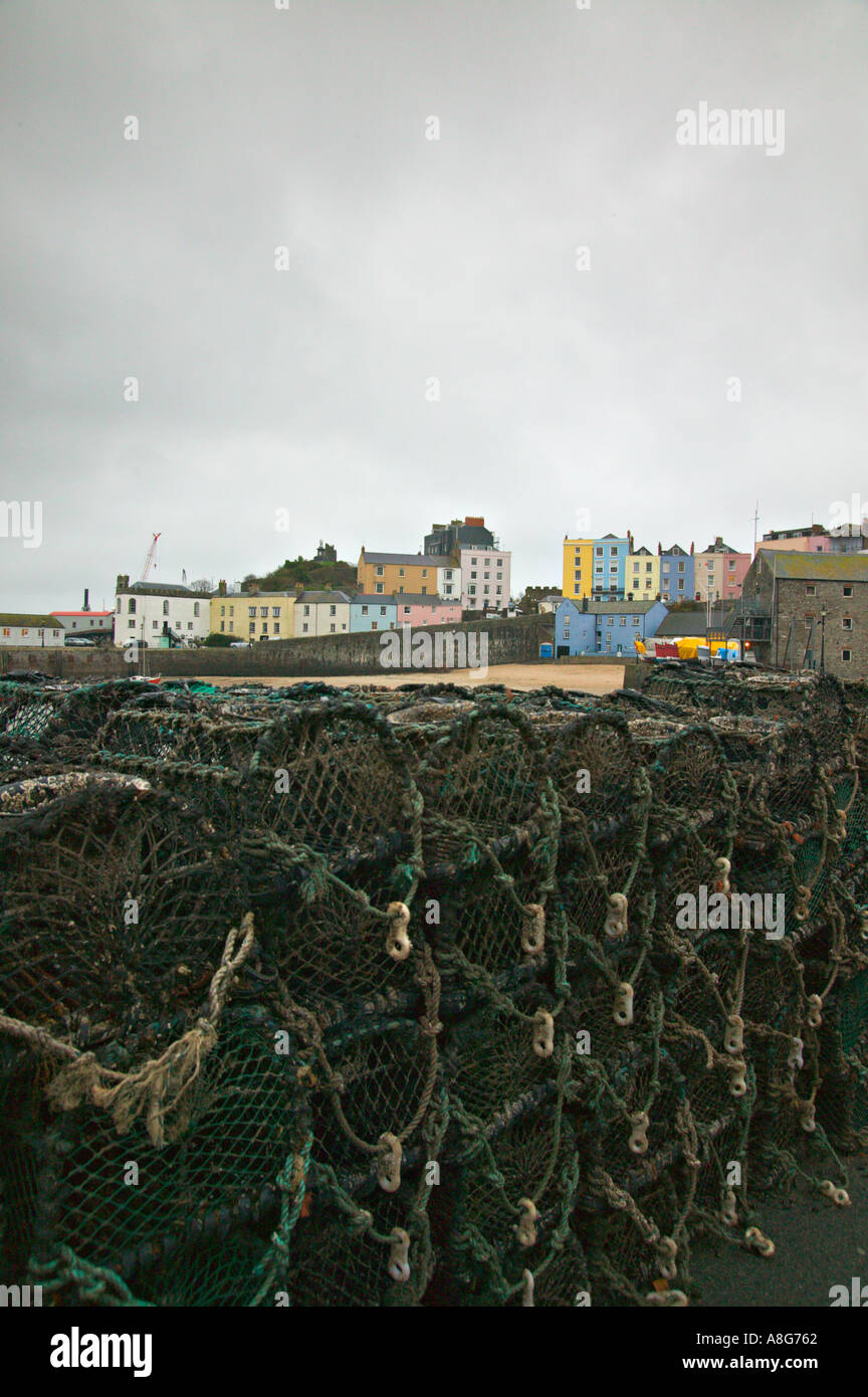 Hummer-Töpfe und bunten Häusern bei bewölktem Himmel, Tenby, Pembrokeshire, South Wales, UK Stockfoto