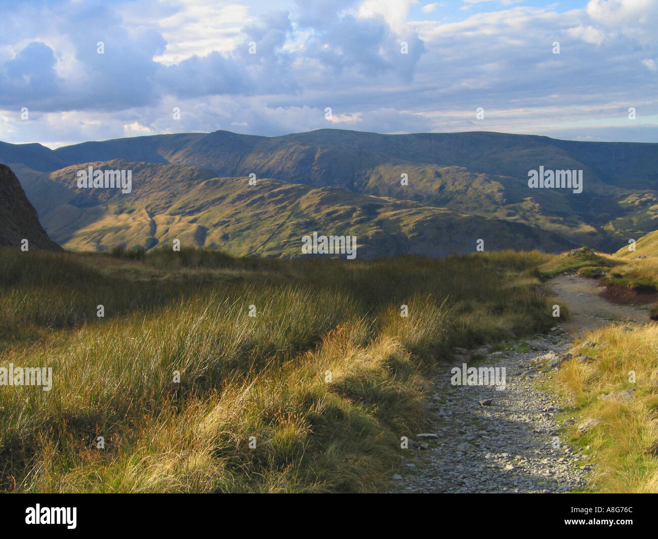 Weg nach unten von Harter fiel Gully mit rauen Felsen und Kidsty Hechte in Ferne, The Lake District National Park, Cumbria, England Stockfoto