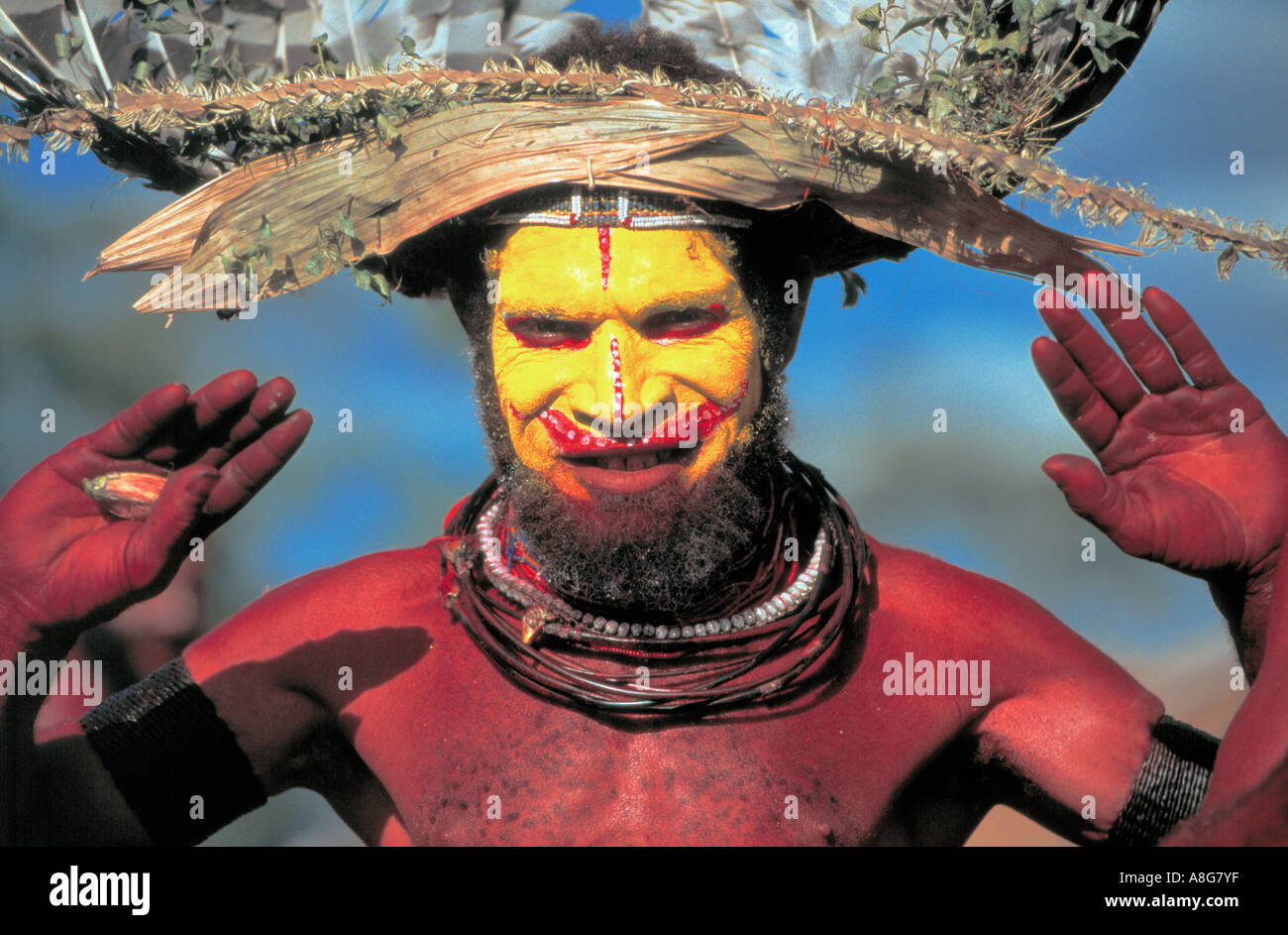 dekorierte Aborigines mit gelb bemalte Gesicht, Mt. Hagen, Papua-Neuguinea Stockfoto