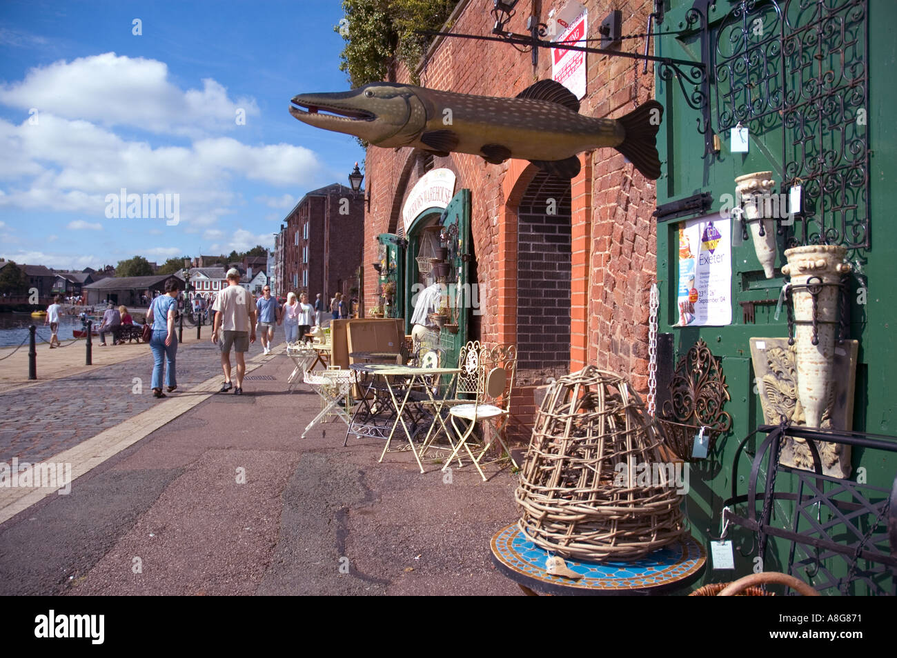 Krimskrams Geschäfte am Fluss Exe, Exeter, Devon, The Quay. Stockfoto
