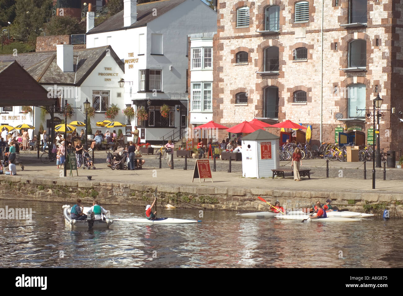 Kanuten an der Kai, Fluß Exe, Exeter, Devon. Stockfoto