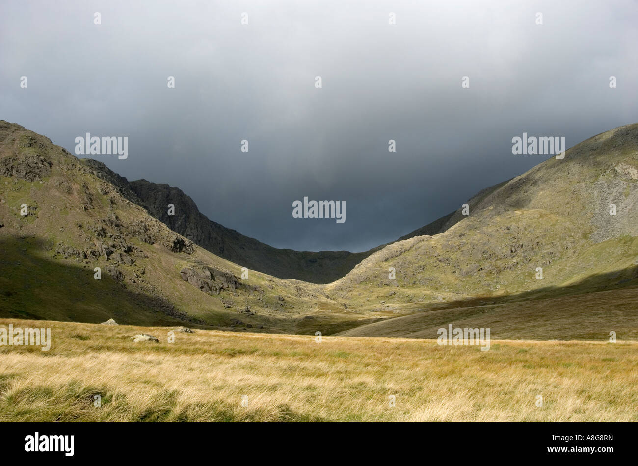 Mit Blick auf Ziegen Wasser von der Straße Walna Narbe, Lake District Stockfoto