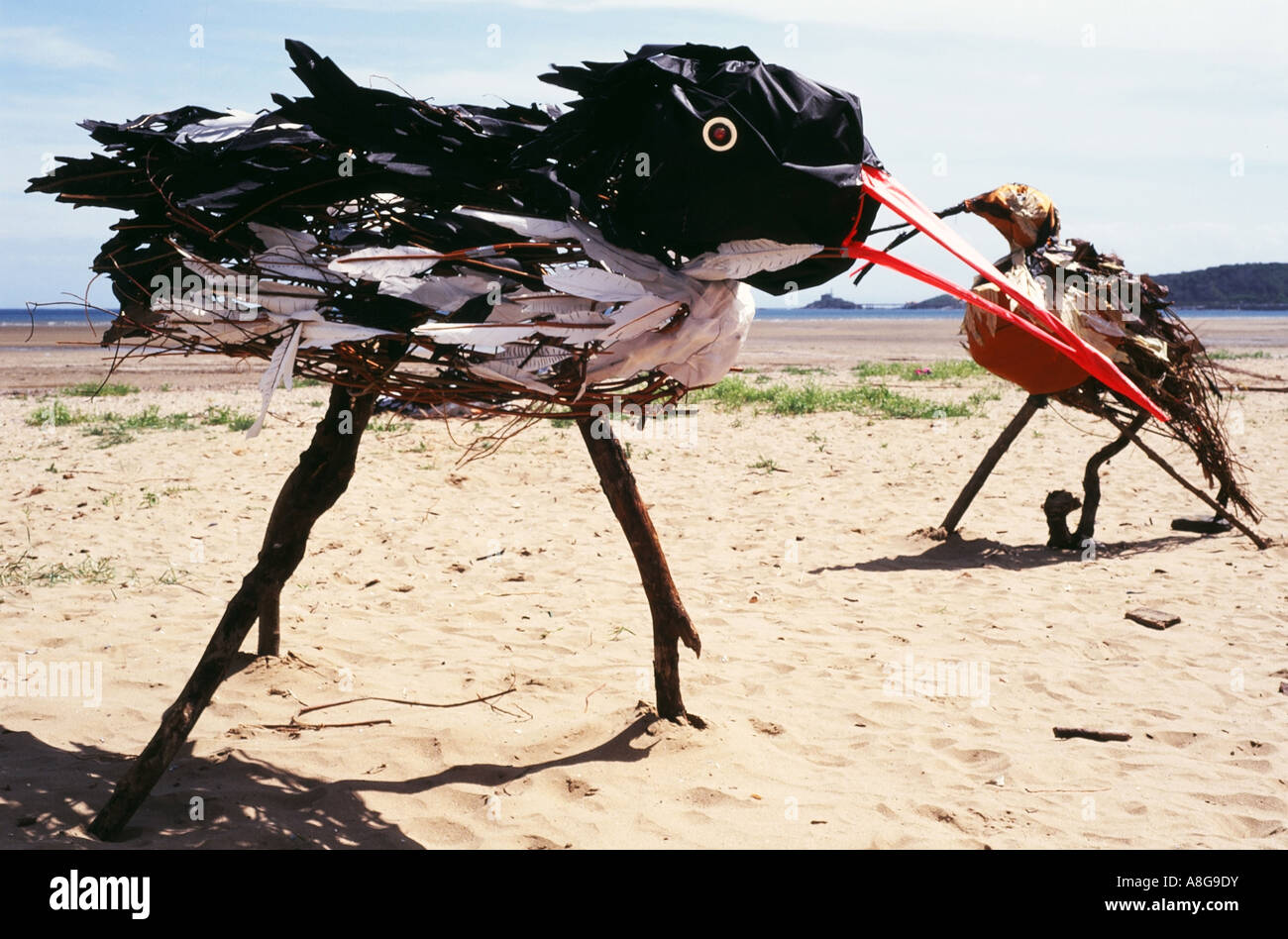 Vogel-Skulpturen der Austernfischer und Bar Tail Uferschnepfe am Blackpill Strand, Mumbles, Swansea, Wales von Künstler Sara Holden aus recycelten Materialien hergestellt. Stockfoto