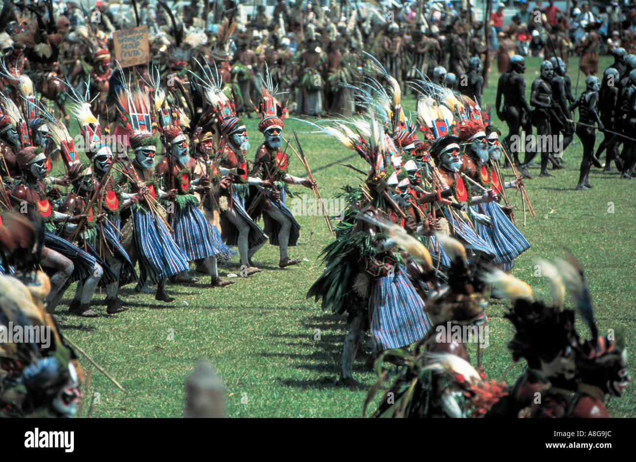 dekorierte Aborigines durchführen, Mt. Hagen, Papua-Neuguinea Stockfoto