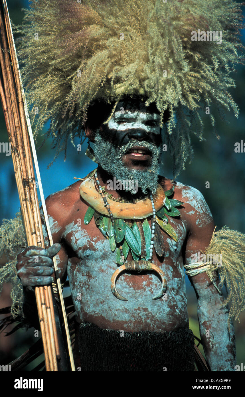 dekorierte Aborigines mit Pfeil und Bogen, Mt. Hagen, Papua-Neuguinea Stockfoto