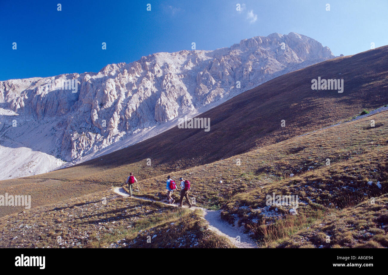 Wanderer nähert sich Corno Grande, Gran Sasso Nationalpark, zentralen Apennin, Italien Stockfoto