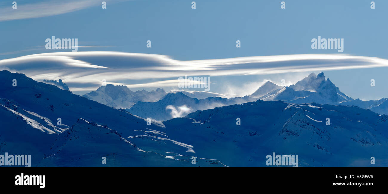 Panoramablick und surrealistische Wolkenbildung über die Alpen, Val Thorens, Frankreich Stockfoto