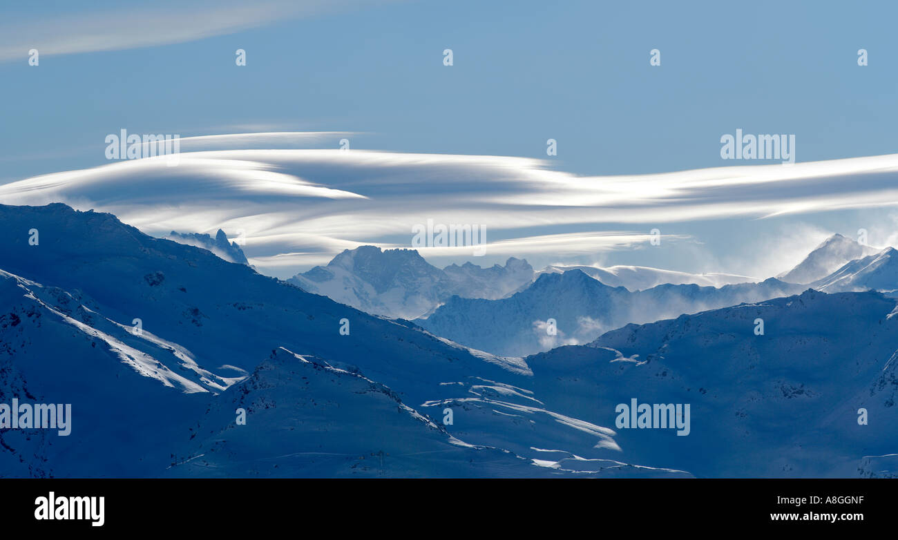 Panoramablick und surrealistische Wolkenbildung über die Alpen, Val Thorens, Frankreich Stockfoto