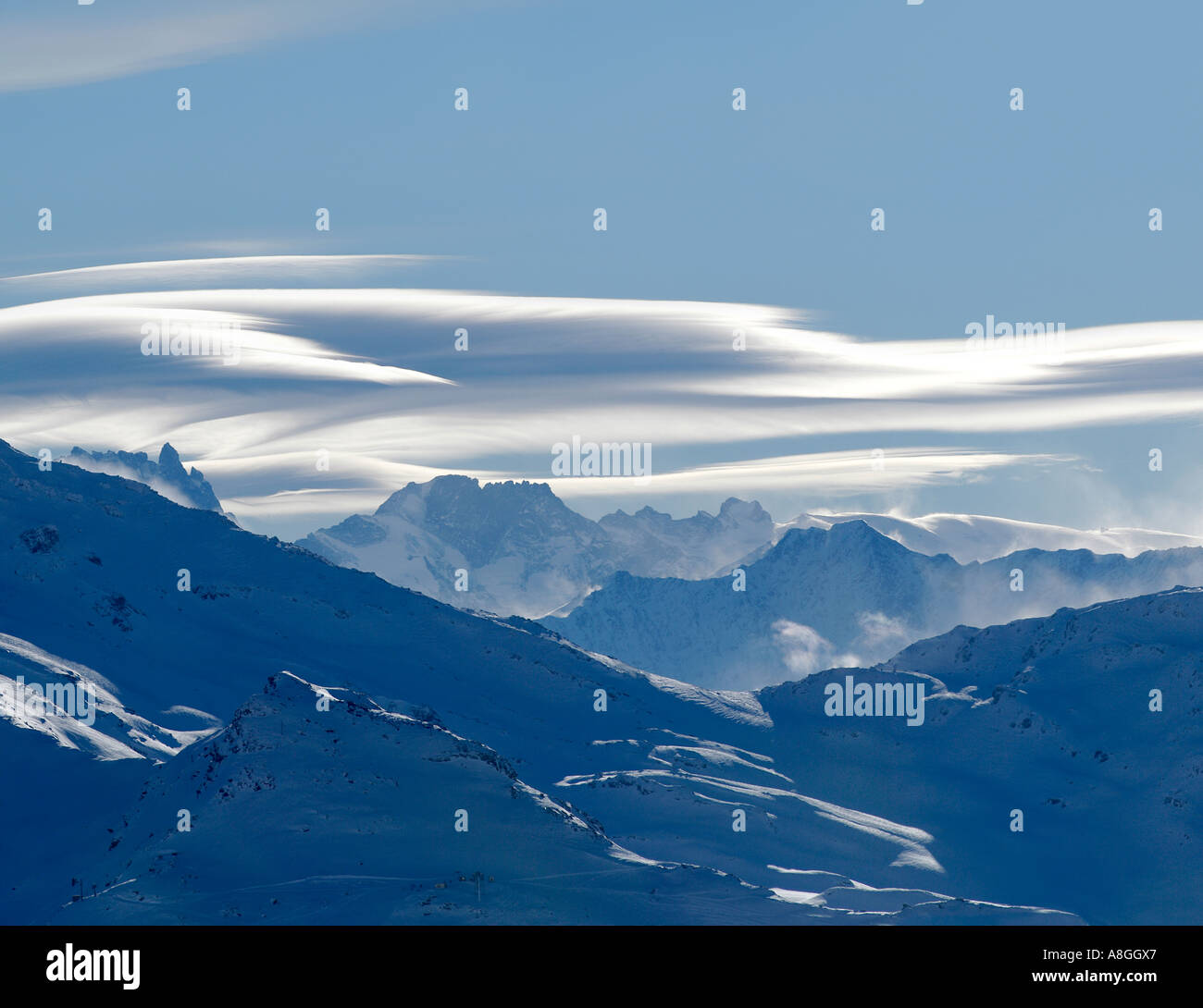 surrealistische Wolkenbildung über die Alpen, Val Thorens, Frankreich Stockfoto