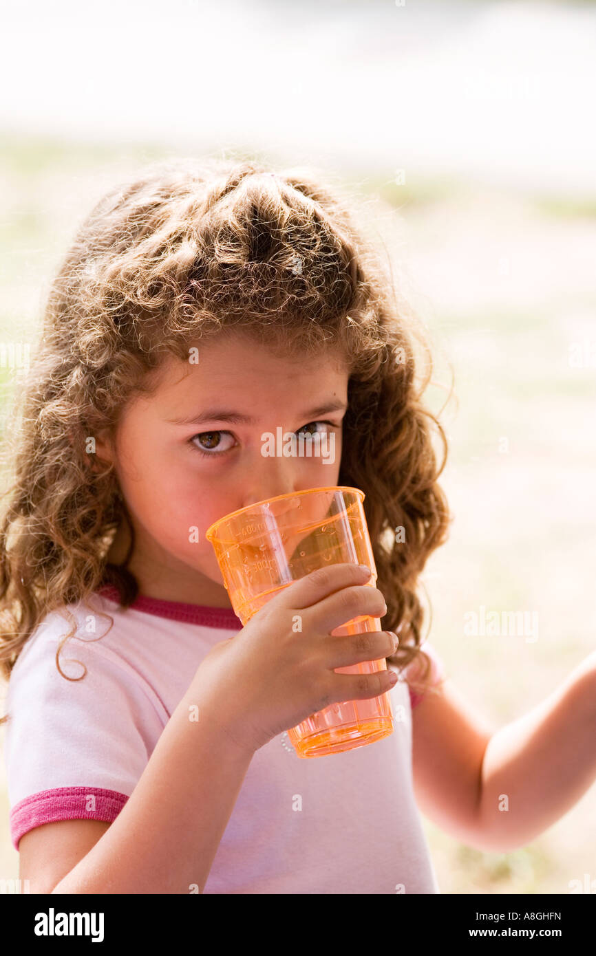 Durstig kleines Mädchen mit einem Glas Wasser Stockfoto