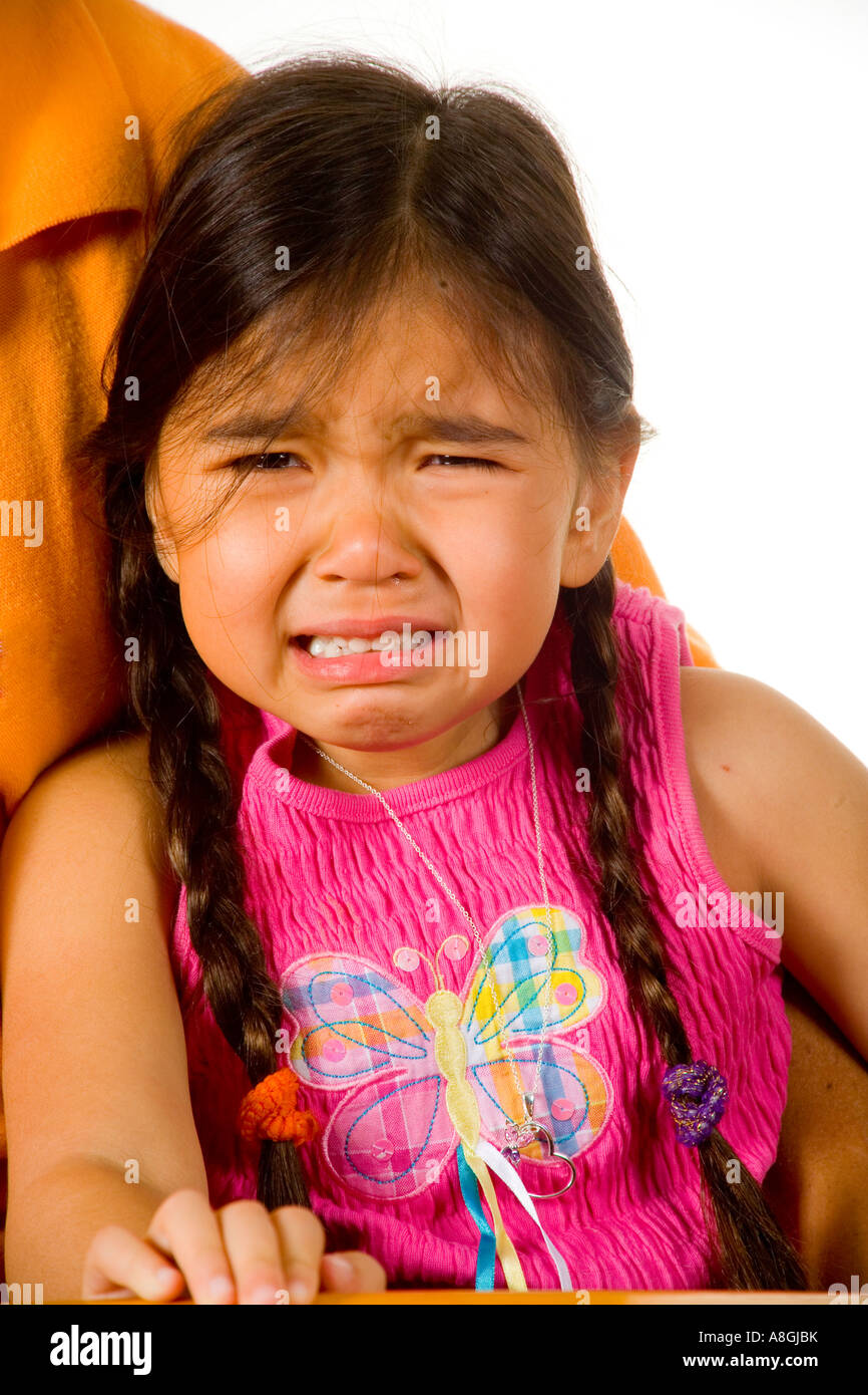 Eine 4 jährige kalifornische chinesische Amerikanerin beginnt zu weinen Stockfoto
