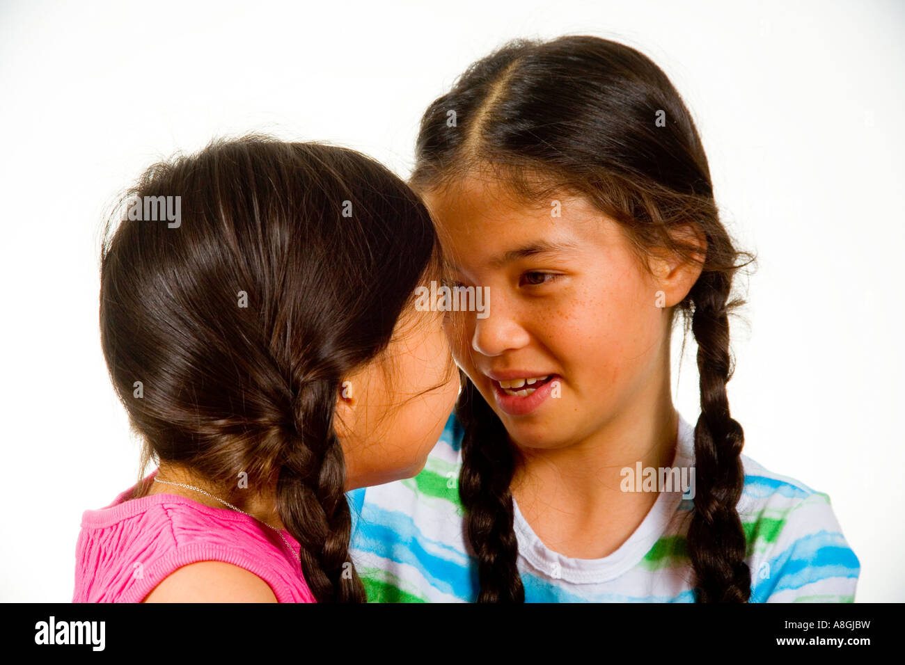Ein 13 Jahres altes chinesischen amerikanischen Kalifornien Teen tröstet weinende 4 jährige Schwester Stockfoto