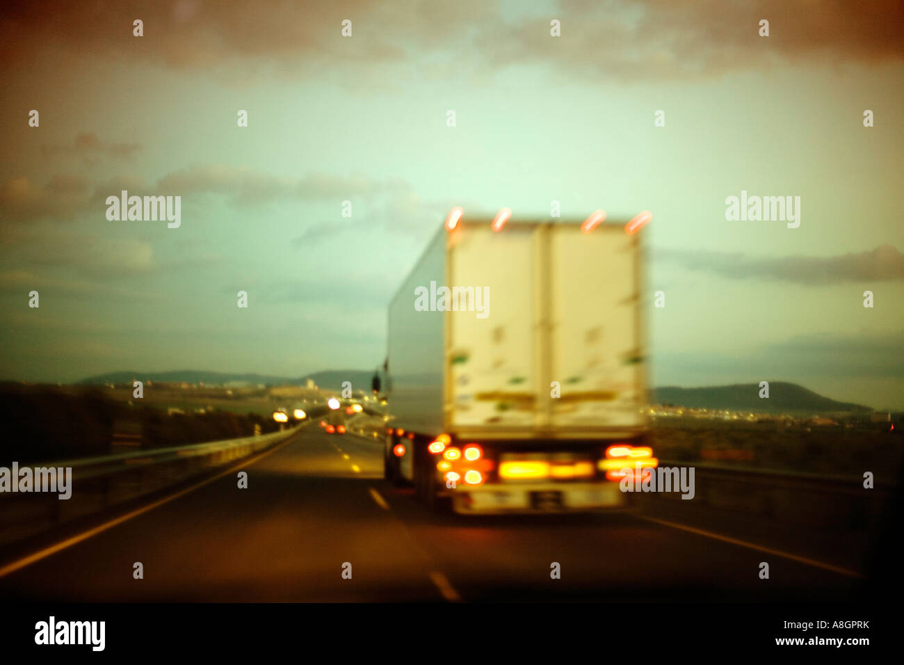 Transport-Fahrzeug-LKW waren im Umlauf um einen Aotovia in der Abenddämmerung Stockfoto