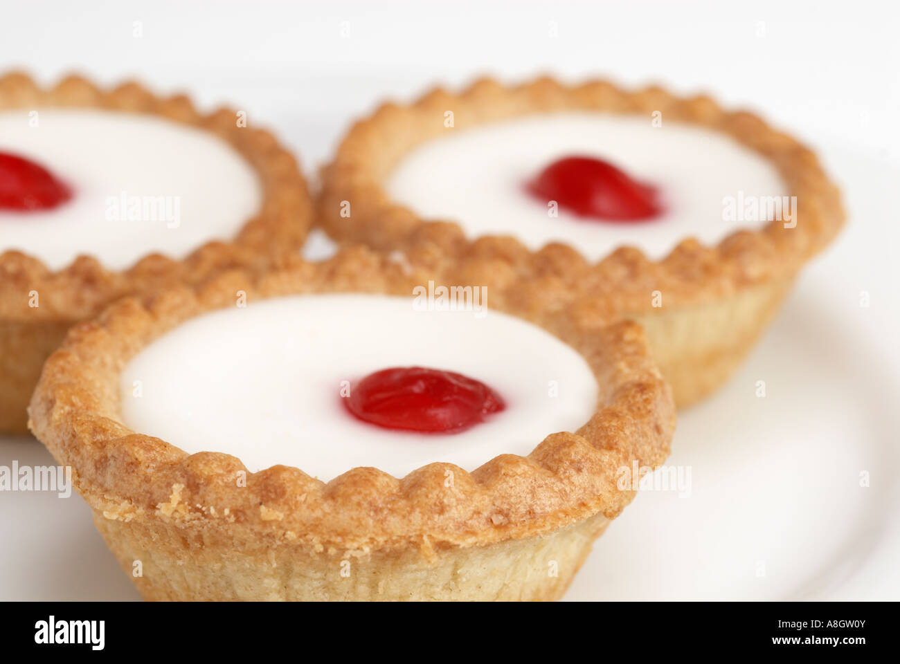 Drei Kirsche Bakewell-Törtchen Stockfoto