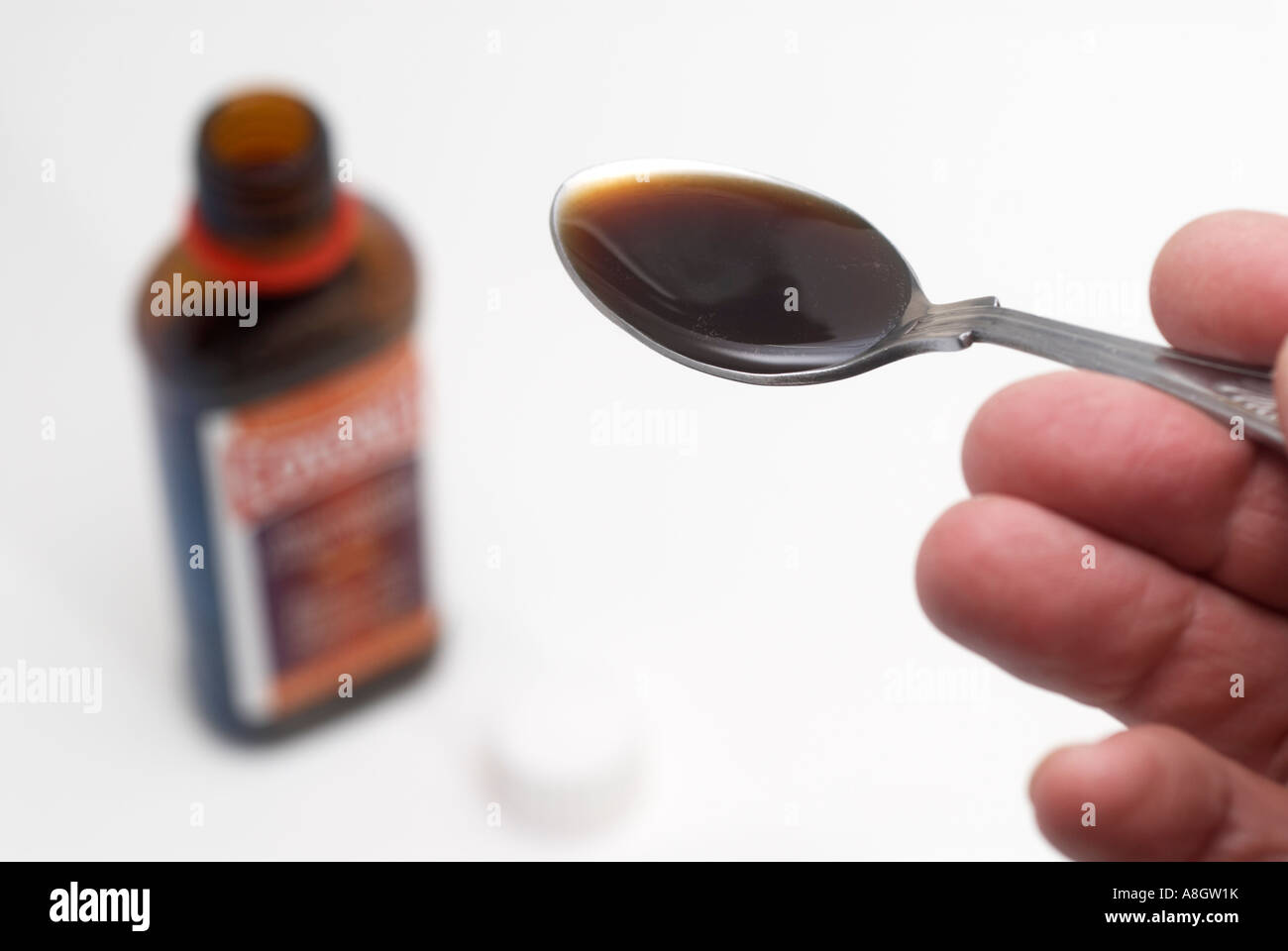 Löffel Medizin hob auf einen Teelöffel 5 ml Stockfotografie - Alamy