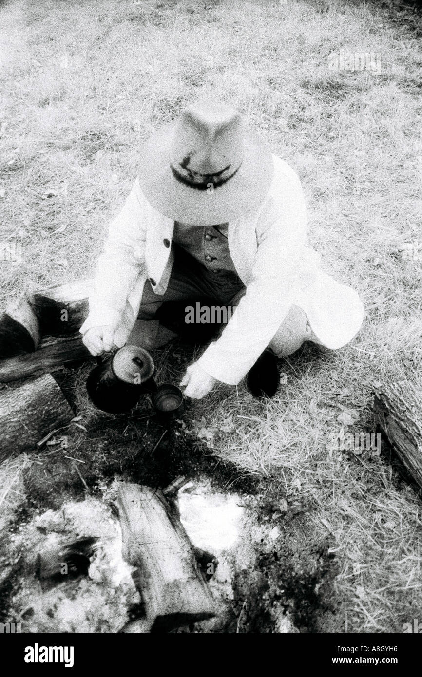 Konföderierten Kalvarienberg Soldat auf einem Civil War Reenactment gießt sich eine Tasse Kaffee am Lagerfeuer Stockfoto
