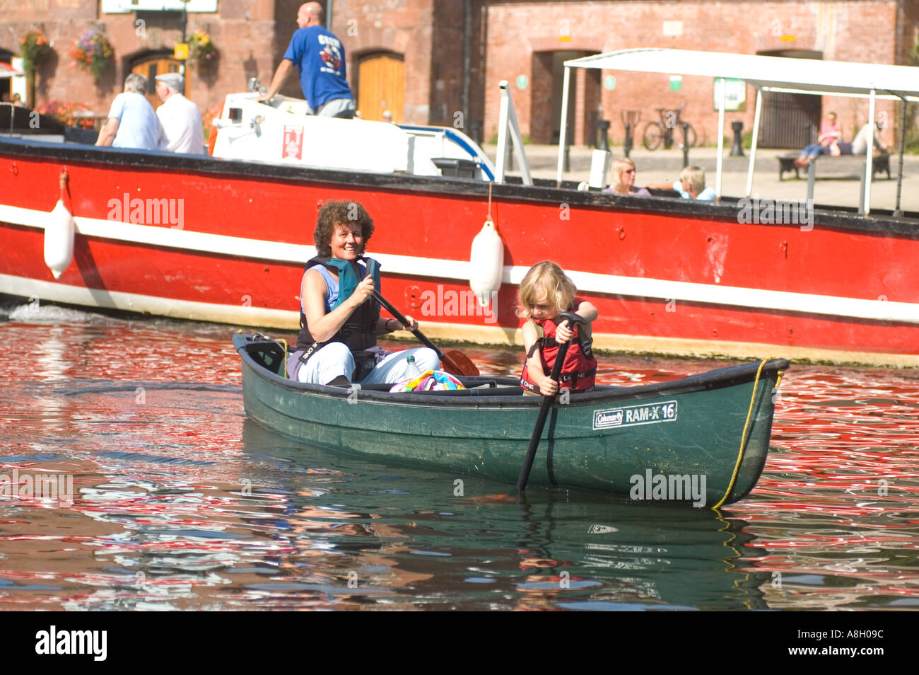 Eine Frau und ein Kind Kanu am Fluss Exe, Exeter, Devon, The Quay. Stockfoto