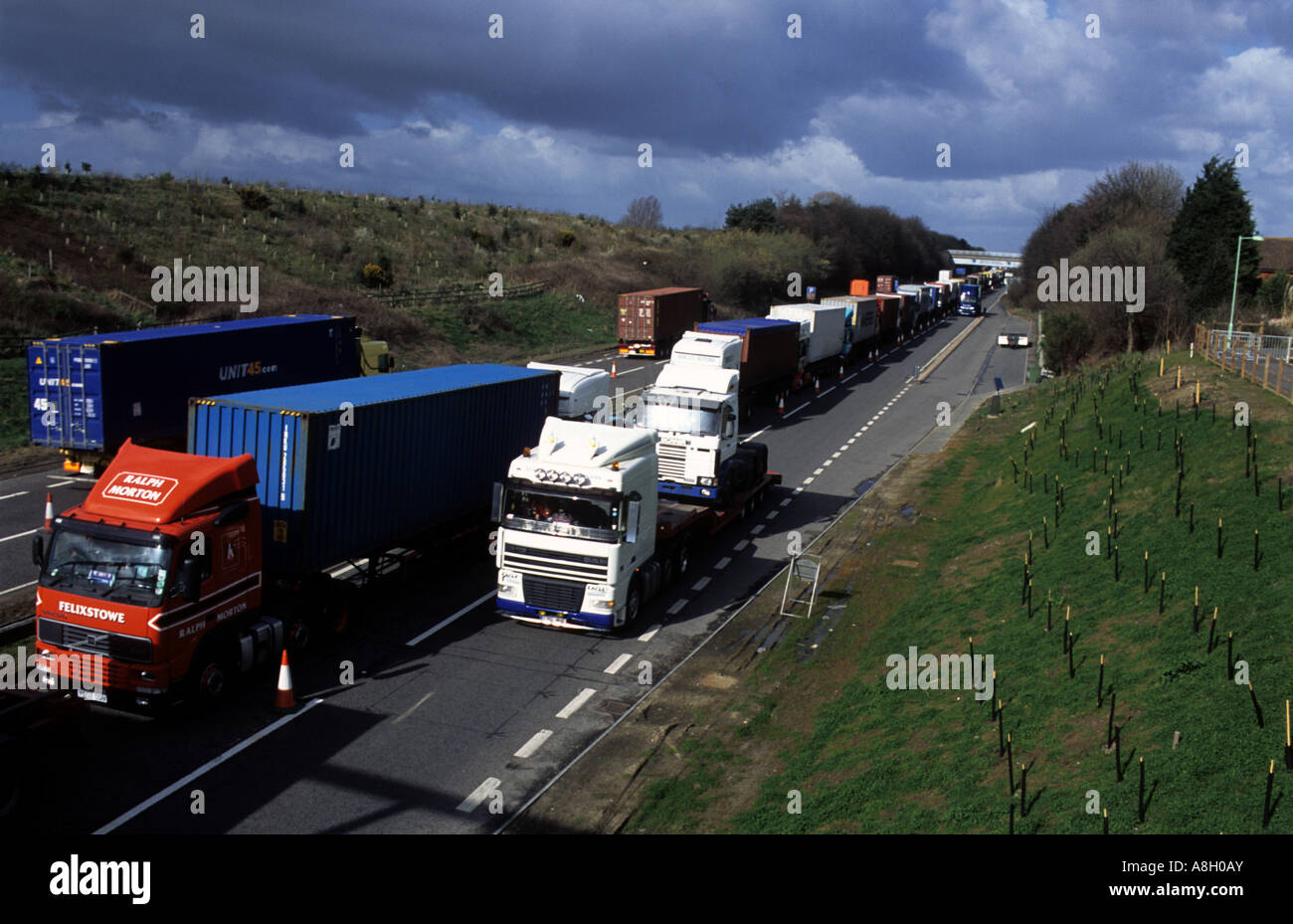 Container Lkw auf der A14 in der Nähe der Hafen von Felixstowe in Suffolk aufgrund der Hafen durch das Wetter zu windig geschlossen werden gestapelt. Stockfoto