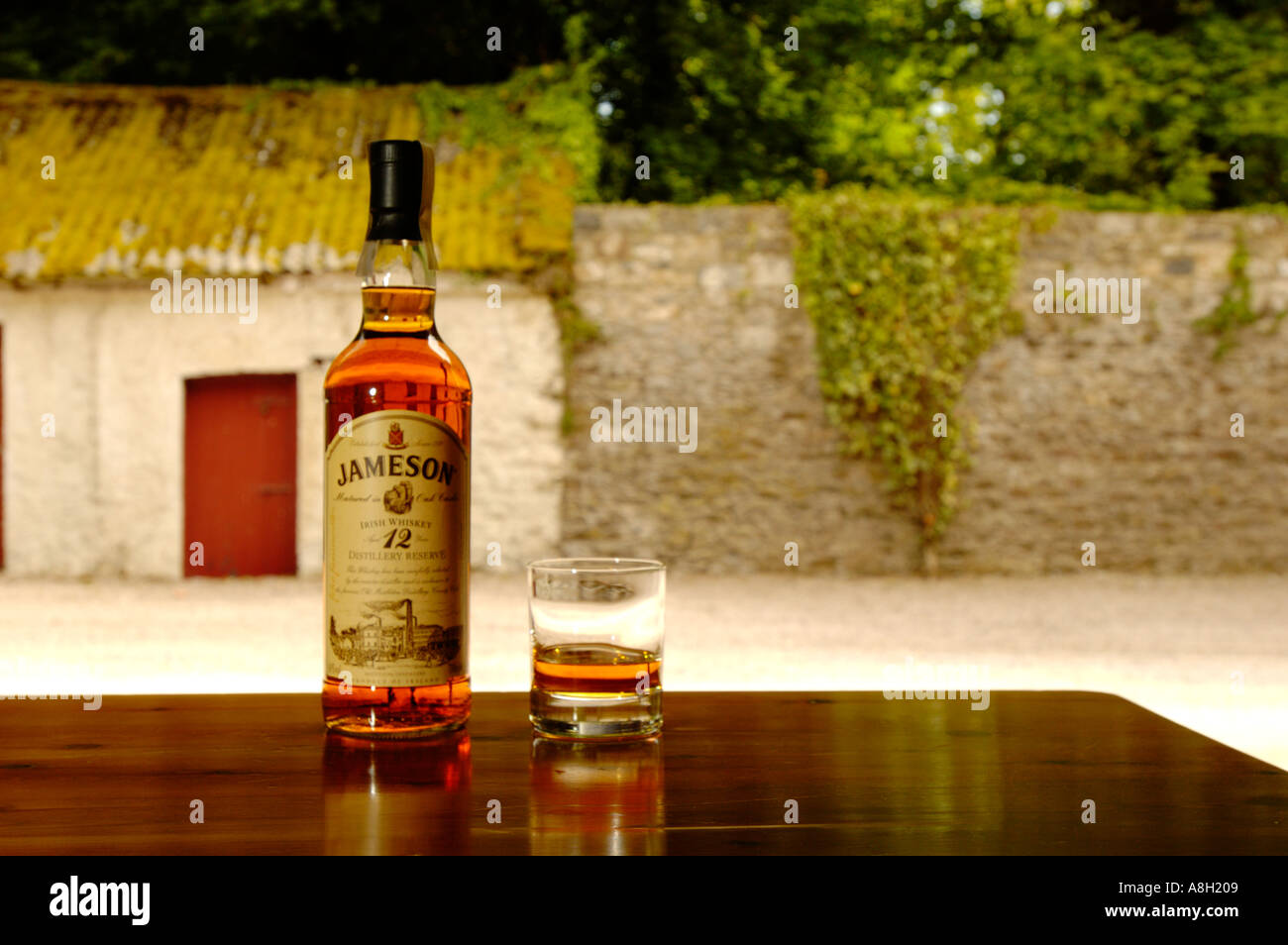 Irland, County Cork, Old Midleton Distillery, Whiskey und Glas Stockfoto