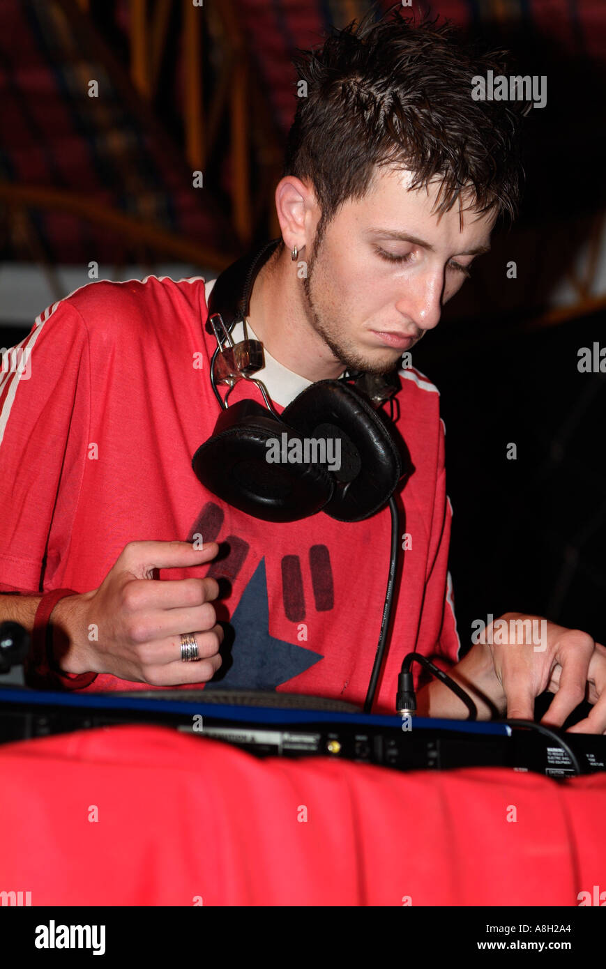 DJ spielt bei einem Open-Air-Konzert im Rahmen des Radio Station Sommer-Roadshow Stockfoto