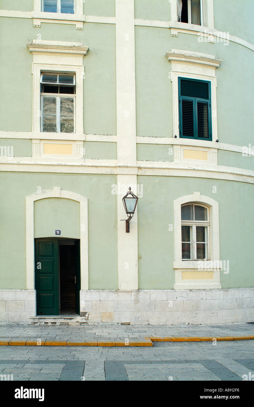 Gebäude in der Stadt Zentrum von Makarska typisch für die Architektur dieser Region Dalmatien, Dalmatien, Kroatien. Stockfoto