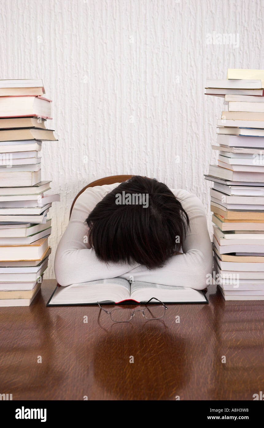 Junge Frau am Tisch Kopf verschränkten Armen Buch offen liegend schlafen  Stockfotografie - Alamy