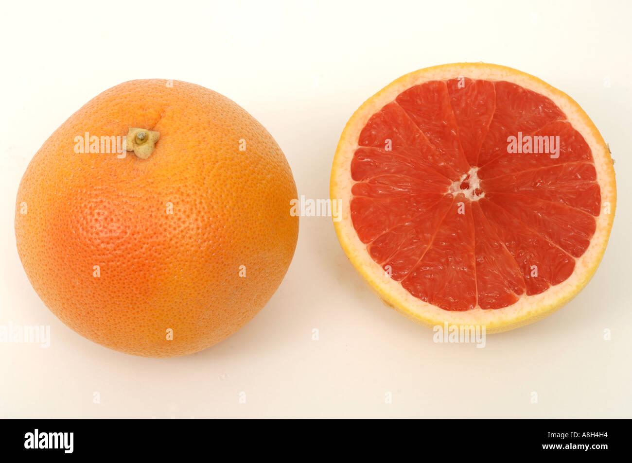 Rote Grapefruit Supermarkt gekauft und in einem normalen Geschäft Zustand Stockfoto
