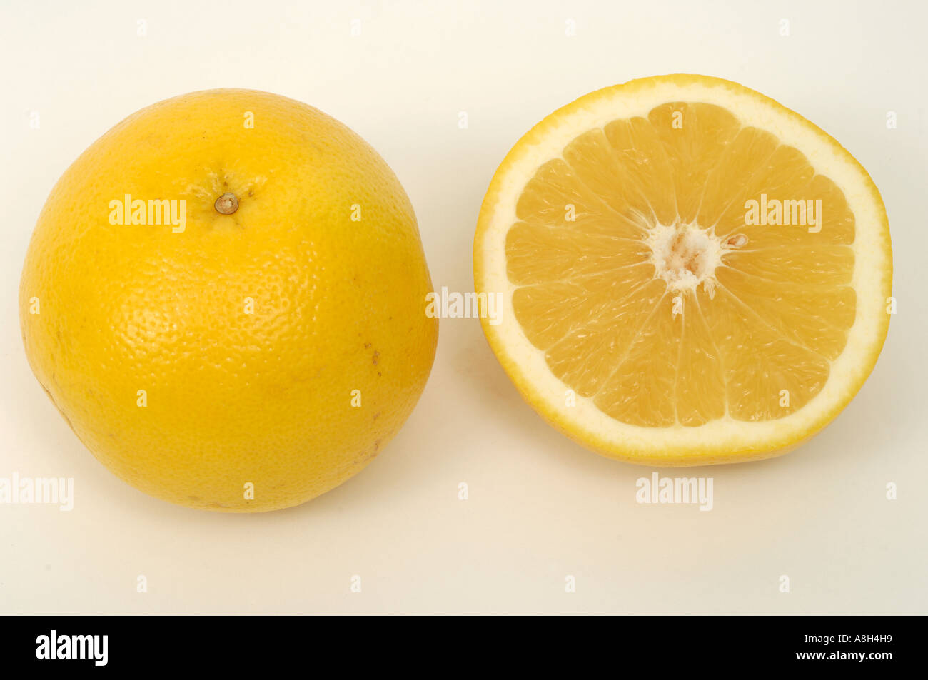 Gelbe Grapefruit Supermarkt gekauft und in einem normalen Geschäft Zustand Stockfoto