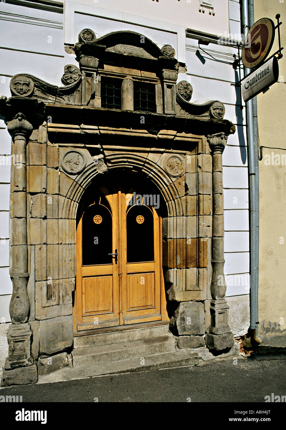 Reich verzierte Tür mit geschnitzten Gesichtern Jachymov Tschechien Stockfoto