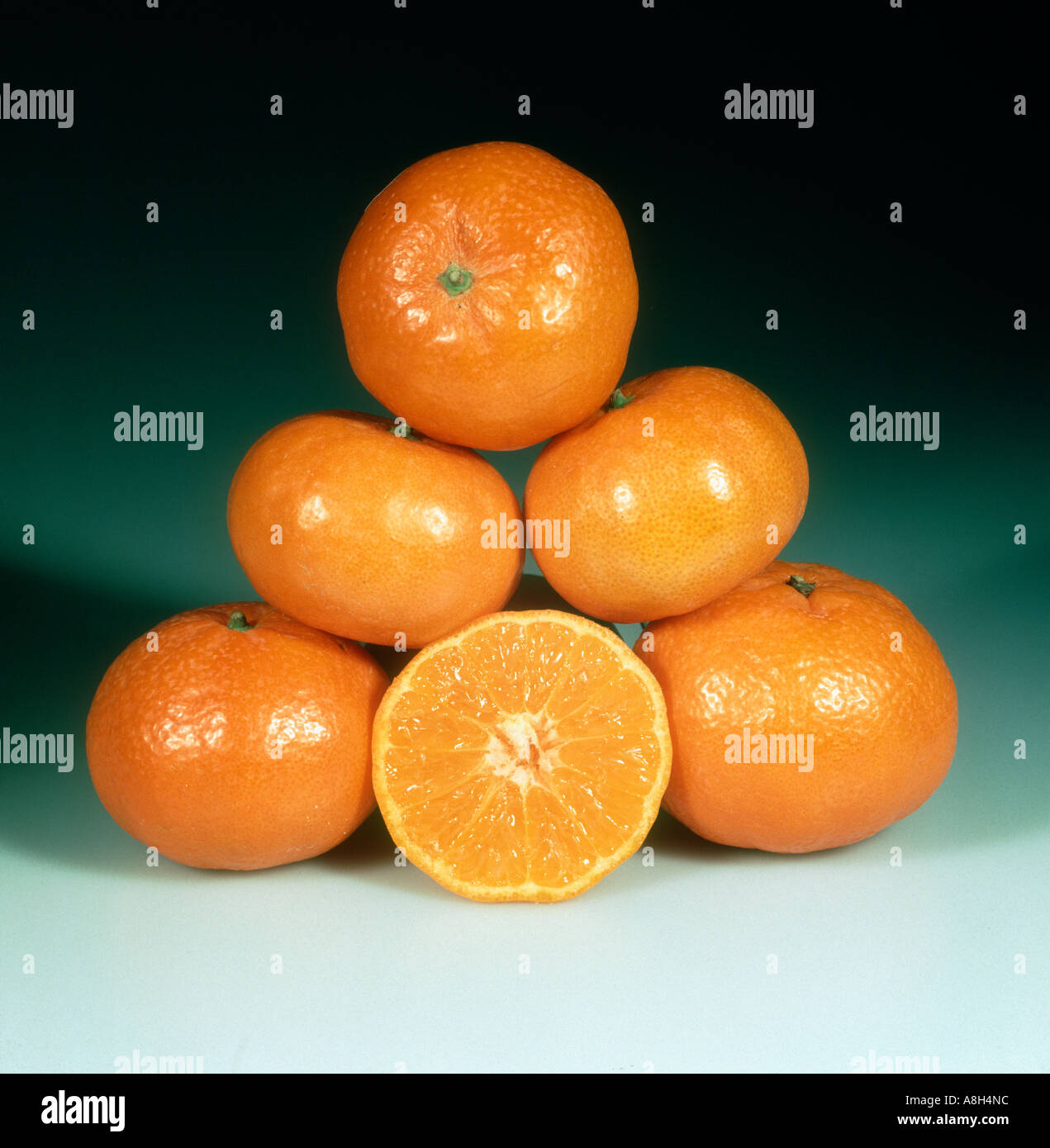 Eine Gruppe von Mandarin Obstsorte Vermögen einer in Abschnitt Stockfoto
