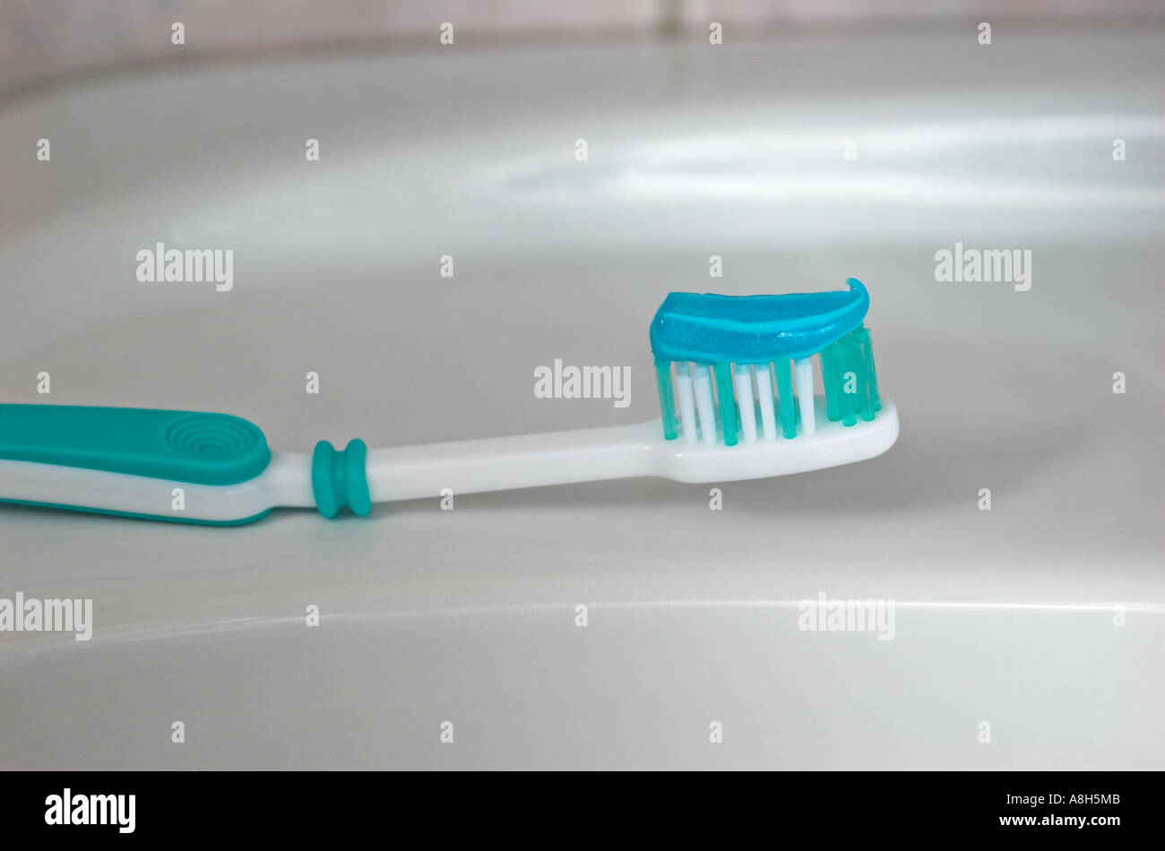 Zahnbürste mit Zahnpasta auf die Bürste Stockfoto
