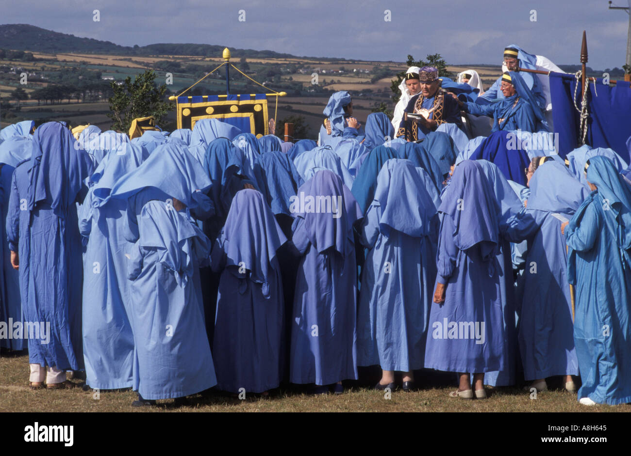 Cornish Bards in Blau gekleidet begrüßen einander bei der jährlichen Veranstaltung für Gorsedh Kernow Marazion Cornwall England 1990er 90er UK HOMER SYKES Stockfoto