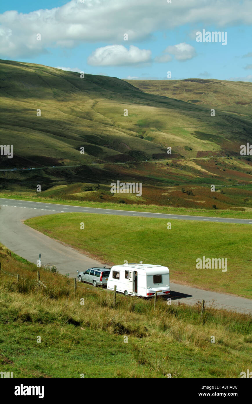 Caravan & Volvo Schleppwagen in langen Layby auf einem 470 malerische Straße in Brecon Beacons National Park geparkt eine Pause vom Fahren Powys South Wales UK Stockfoto