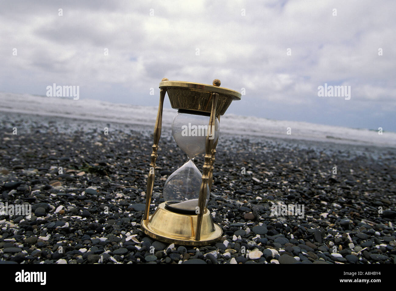Messing antik Sanduhr auf Kies bestreut Pazifischen Ozean Strand Westport Washington USA Stockfoto