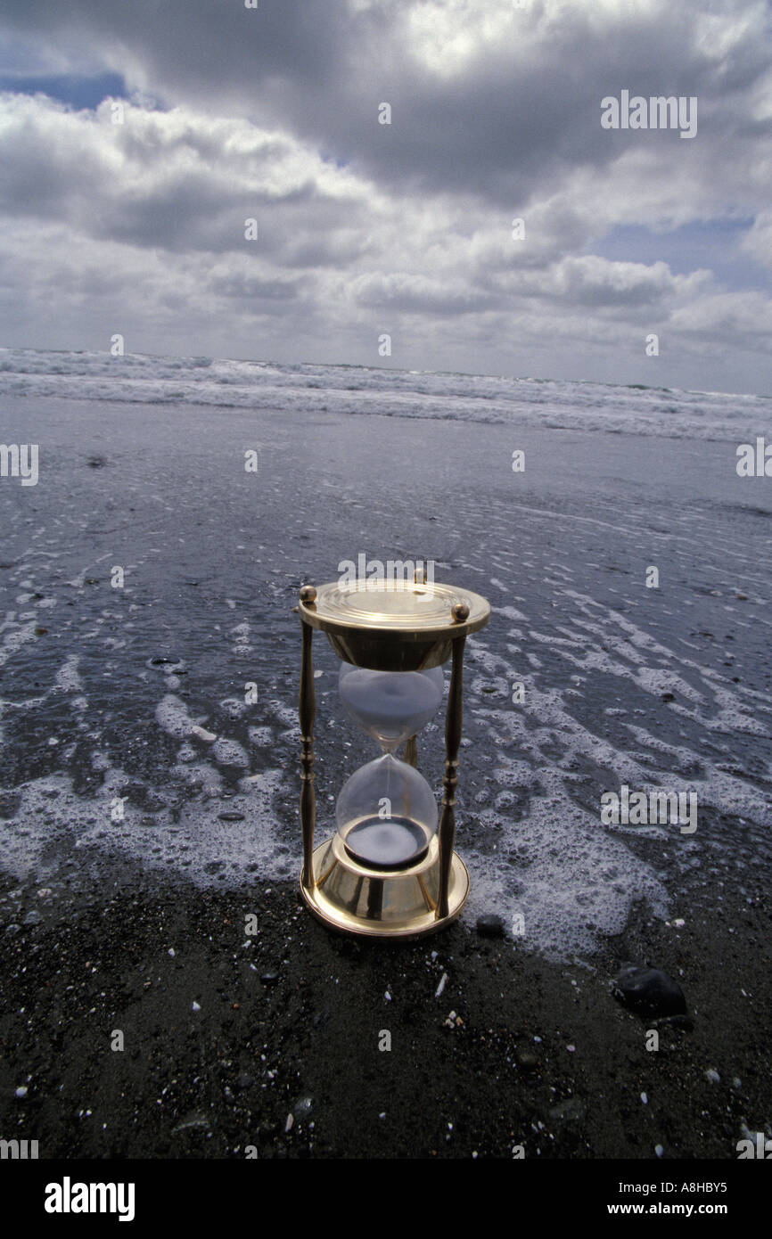 Messing antik Sanduhr auf Kies bestreut Pazifischen Ozean Strand Westport Washington USA Stockfoto
