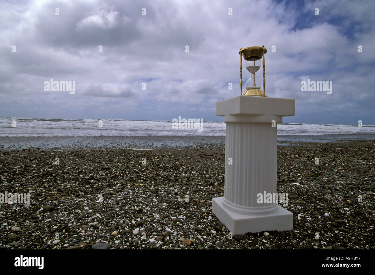 Messing antik Sanduhr verstreut Pazifik Kiesstrand Westport Washington USA auf weißem Marmor wie Spalte aktivieren Stockfoto