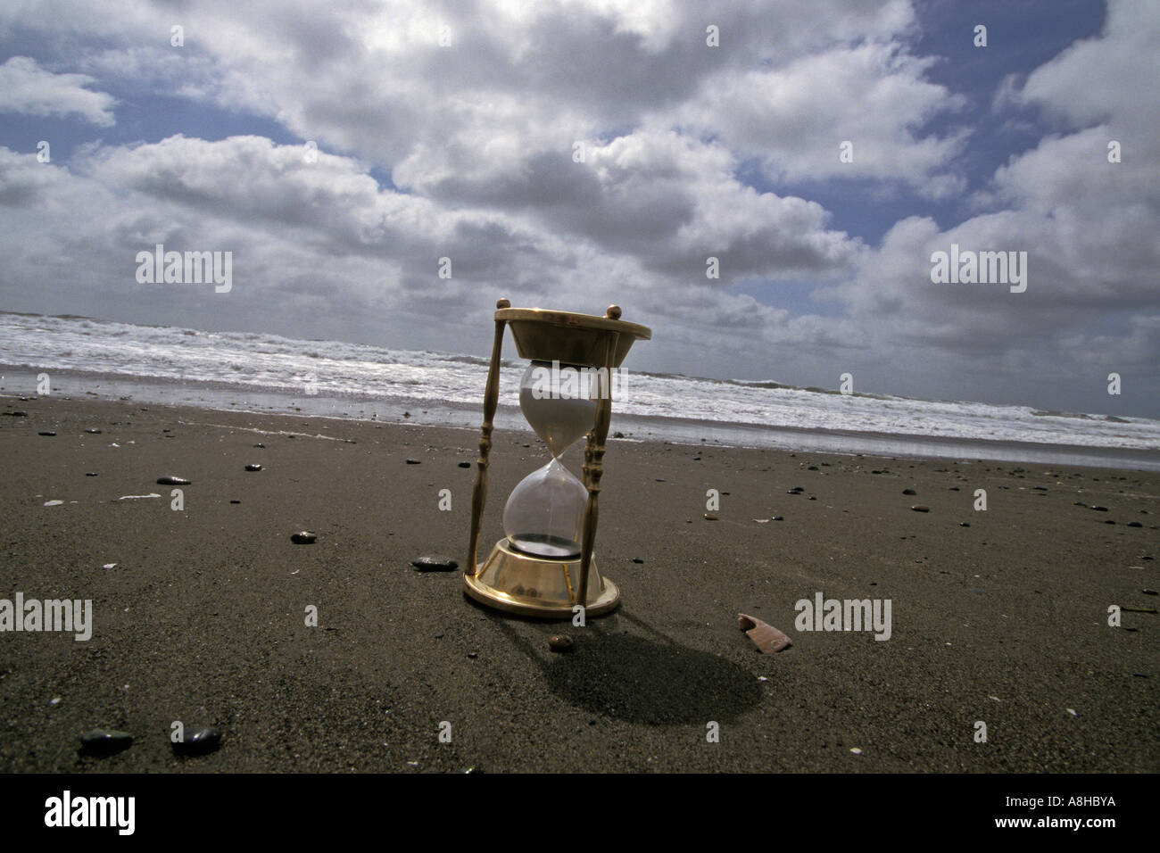 Messing antik Sanduhr auf Kies bestreut Pazifischen Ozean Strand Westport Washington USA Stockfoto