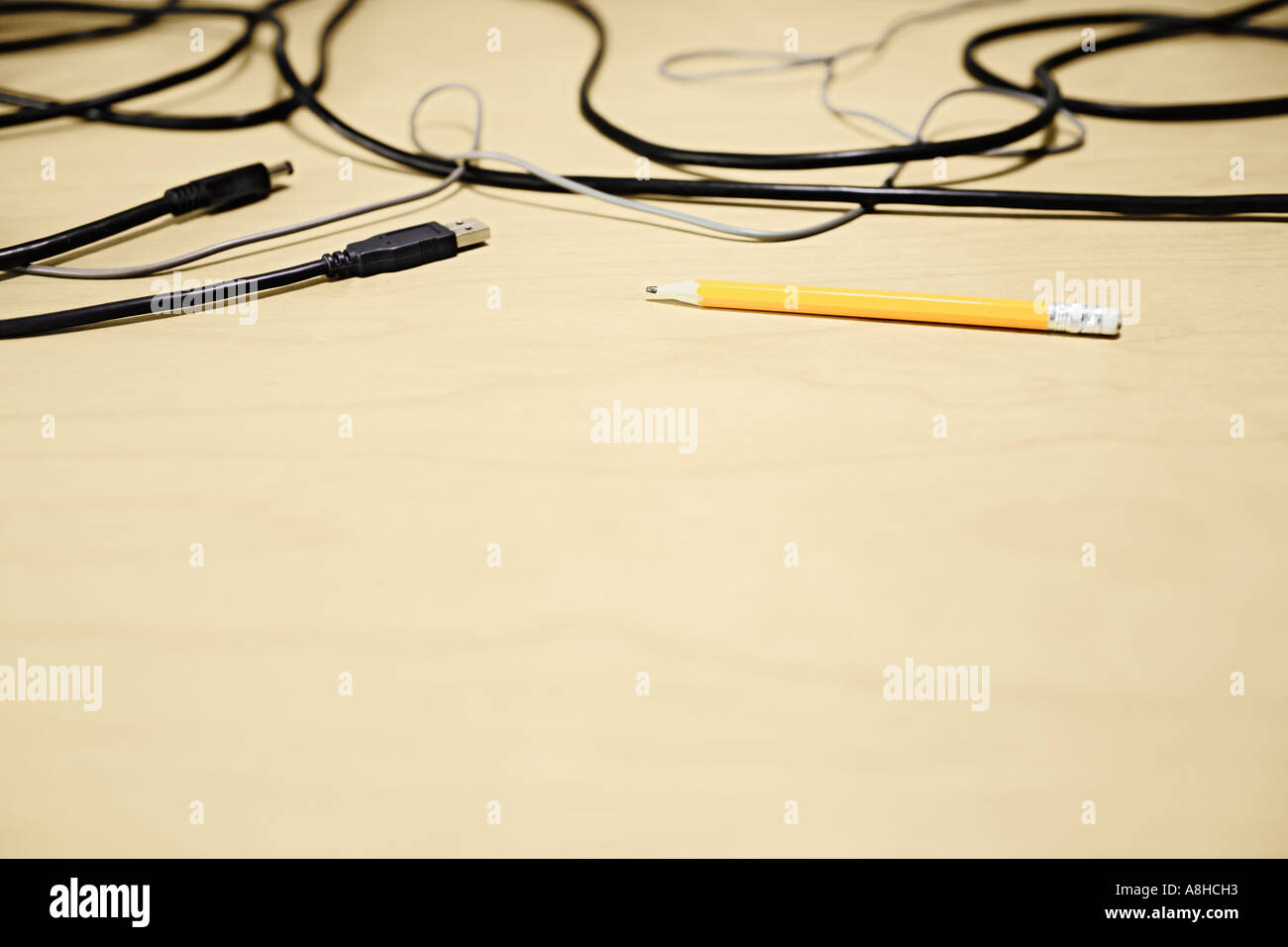 Gelbe Bleistift und Computer-Kabel auf Desktop Stockfoto