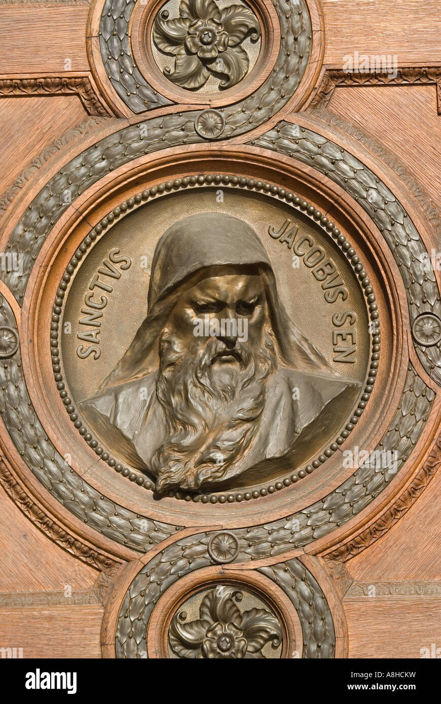 Budapest, Ungarn. St Stephen Basilica (Szent Istvan Bazilika - 1905) Leiter der St James auf Holztüren in der Kathedrale Fassade Stockfoto