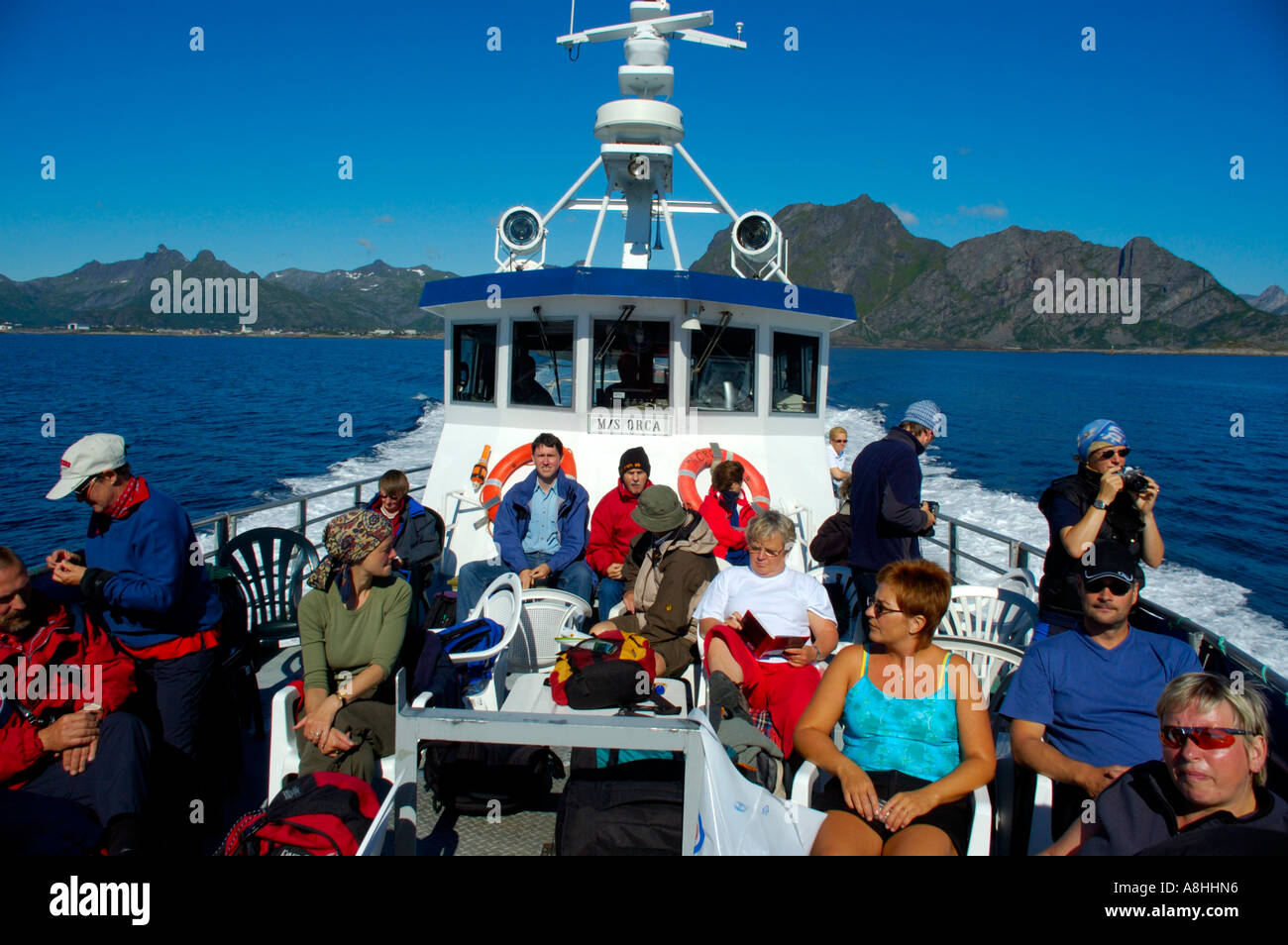 Passagiere in der Sonne an Deck eines Bootes Sightseeing Lofoten Norwegen Stockfoto