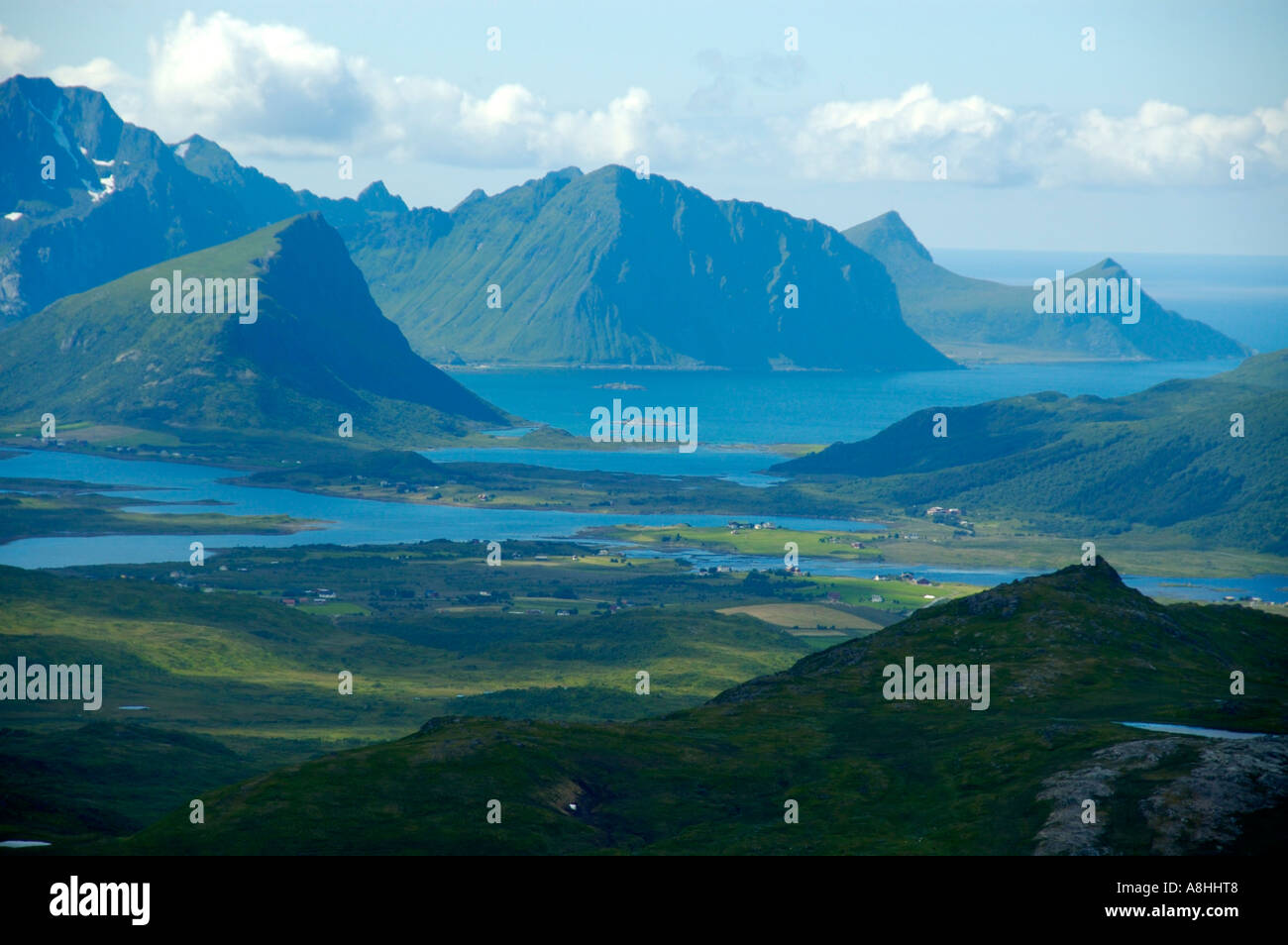 Wilde Landschaft des rauen Bergen und Fjorden Vestvagoya Lofoten Norwegen Stockfoto
