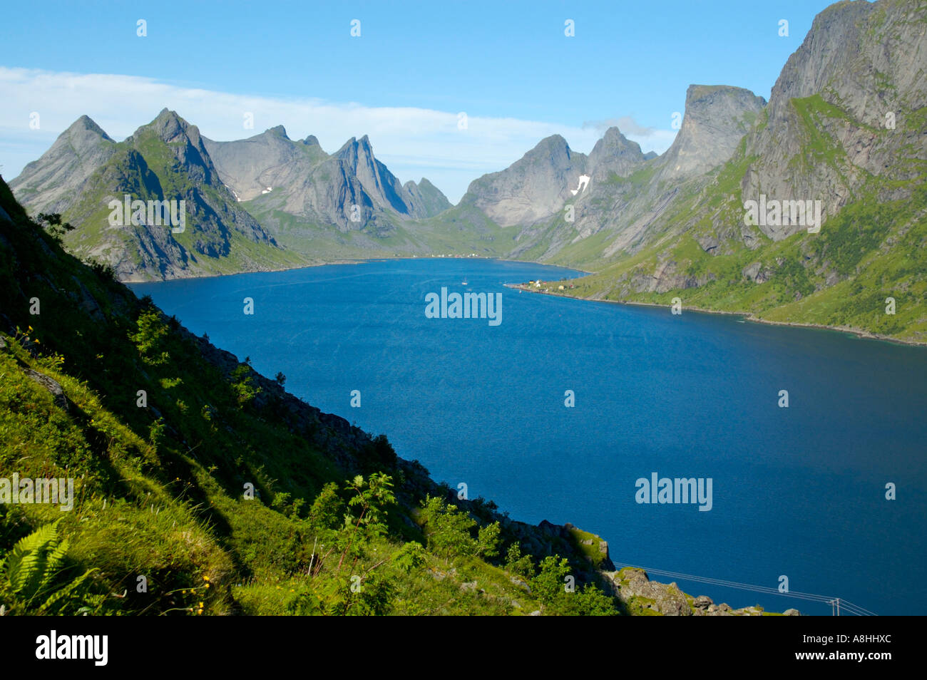 Rauhe Berge mit einem Fjord Moskenesoya Lofoten Norwegen Stockfoto