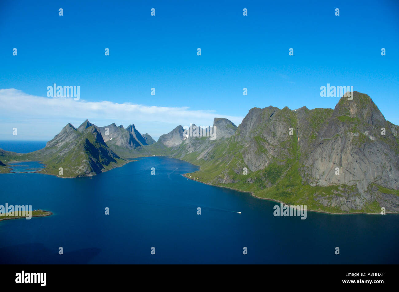 Rauen Sie Bergen mit Fjord Kjerkfjorden Moskenesoya Lofoten Norwegen Stockfoto