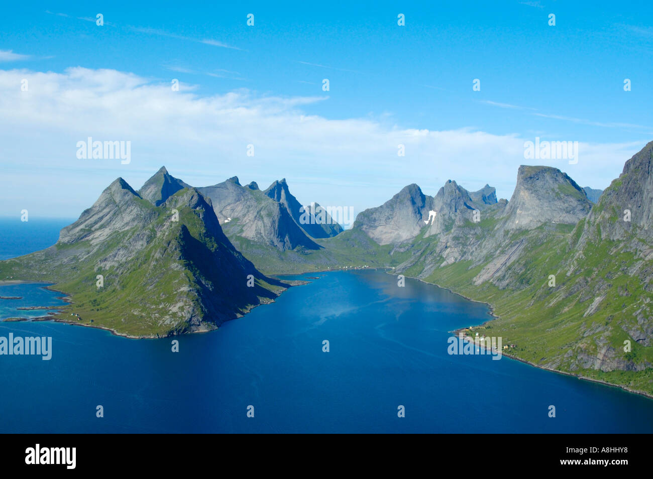 Rauen Sie Bergen mit Fjord Kjerkfjorden Moskenesoya Lofoten Norwegen Stockfoto