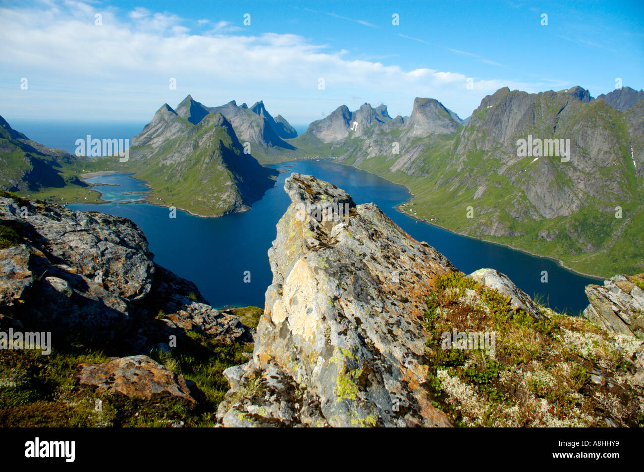 Felsen vor rauen Gebirge mit Fjord Kjerkfjorden Moskenesoya Lofoten Norwegen Stockfoto