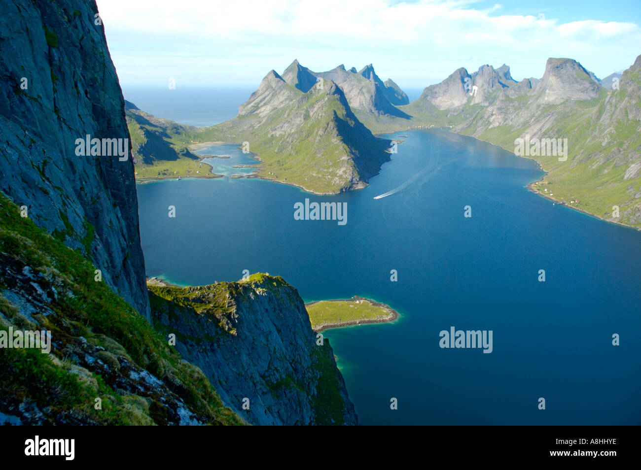 Großer Stein von Navaren und rauen Bergen mit Fjord Kjerkfjorden Moskenesoya Lofoten Norwegen Stockfoto