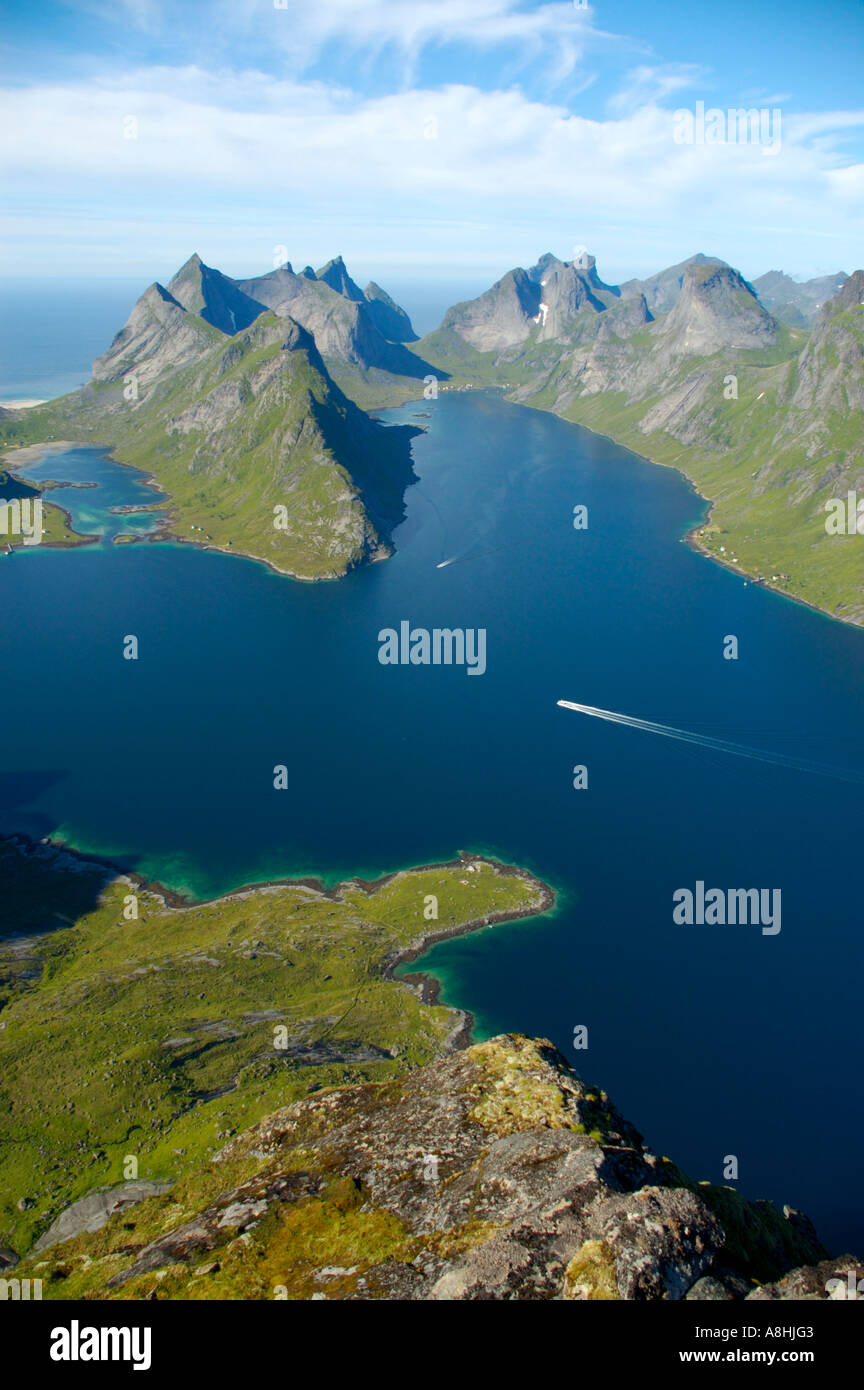 Rauen Bergen mit Fjord Kjerkfjorden und Boot Moskenesoya Lofoten Norwegen Stockfoto